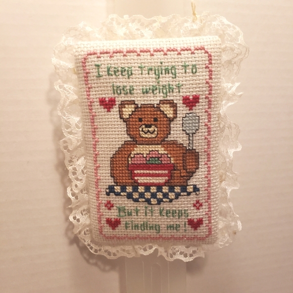 Cross-stitch Bear " I Keep Trying to Lose Weight ... " - Picture 1 of 3
